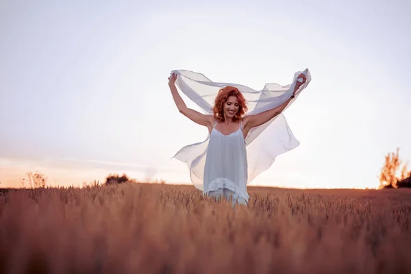 Giovane Donna Piedi Campo Grano Con Alba Sullo Sfondo — Foto Stock