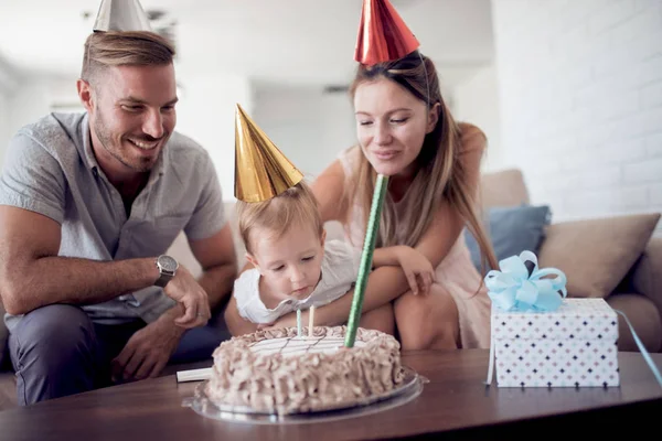 Ünnepe Család Nyaralás Születésnapi Koncepció Boldog Család Gyerek Sapka Torta — Stock Fotó