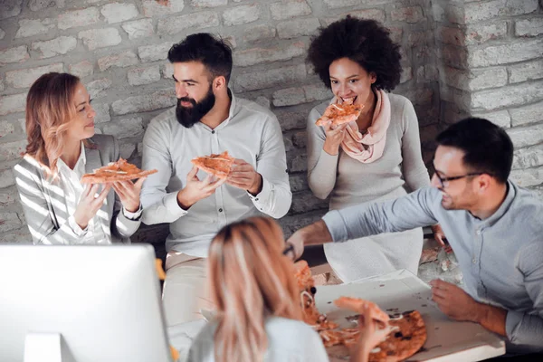 Boldog Fiatal Üzleti Csapat Pizzát Eszik Hivatalban Üzleti Élelmiszer Emberek — Stock Fotó