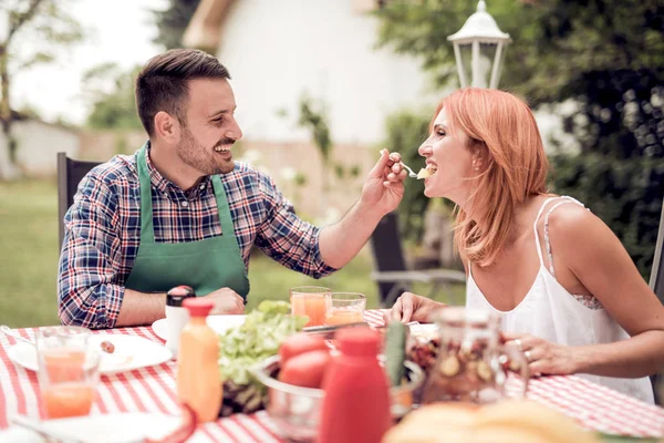 Par Kärlek Njuta Sin Fritid Att Göra Grill Och Lunch — Stockfoto