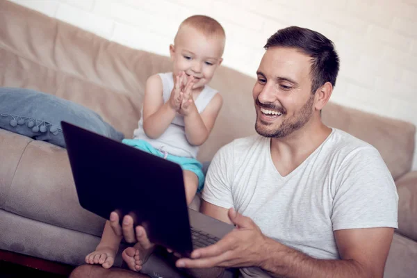 Familia Paternidad Tecnología Gente Concepto Feliz Padre Hijo Pequeño Con — Foto de Stock