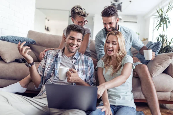 Amigos Sentados Juntos Sofá Viendo Videos Divertidos Portátil — Foto de Stock