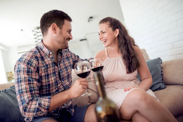 Junges Romantisches Paar Sitzt Auf Sofa Wohnzimmer Trinkt Wein Und — Stockfoto