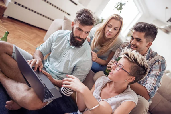 Jovens Amigos Divertindo Casa Sentando Assistindo Filme Laptop — Fotografia de Stock