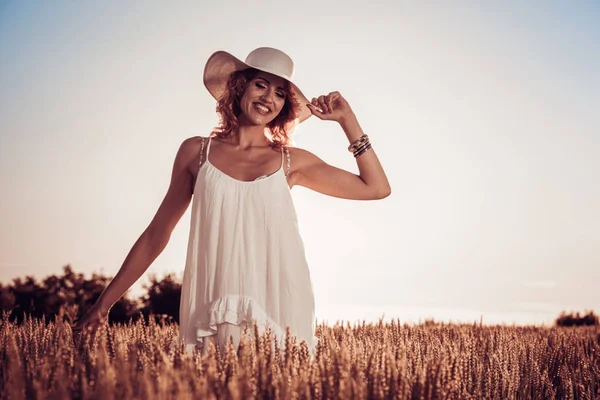 Bela Senhora Campo Trigo Pôr Sol Pessoas Natureza Conceito Felicidade — Fotografia de Stock