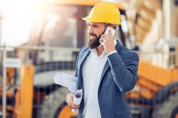 Empresário Hardhat Falando Telefone Negócios Pessoas Indústria Conceito Sucesso — Fotografia de Stock