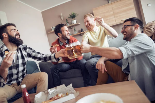 Przyjaciele Oglądania Telewizji Domu Podczas Picie Zimne Piwo Jedzenie Pizza — Zdjęcie stockowe