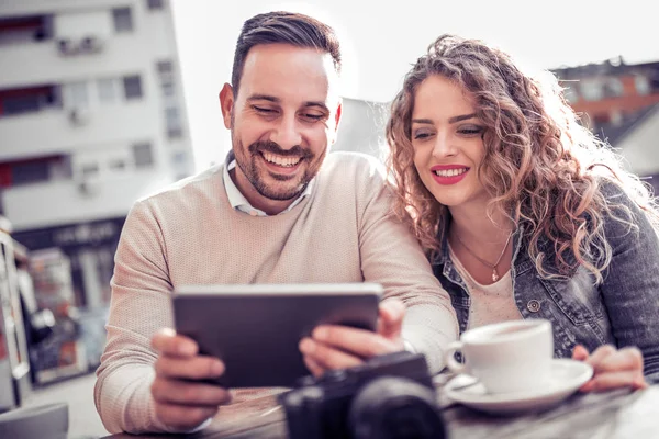 Lyckligt Par Tillbringa Tid Tillsammans Café Och Arbetar Bärbar Dator — Stockfoto