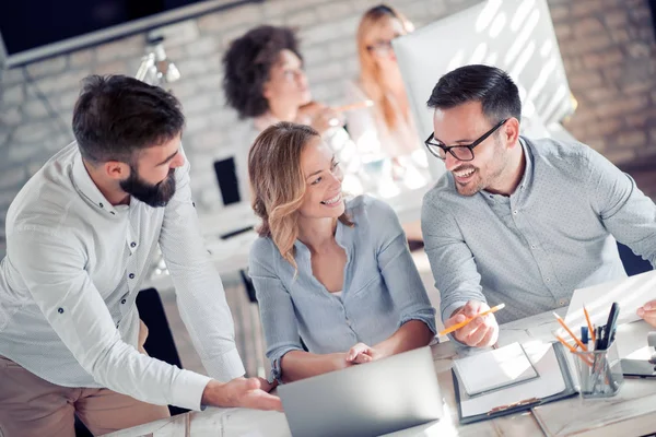 Gente Negocios Dando Algunas Ideas Nuevas Sobre Proyecto Sus Socios — Foto de Stock