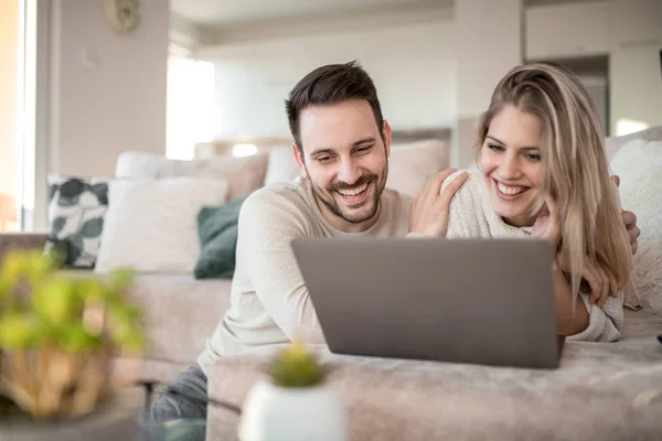 Primer Plano Pareja Joven Que Trabaja Ordenador Portátil Casa — Foto de Stock