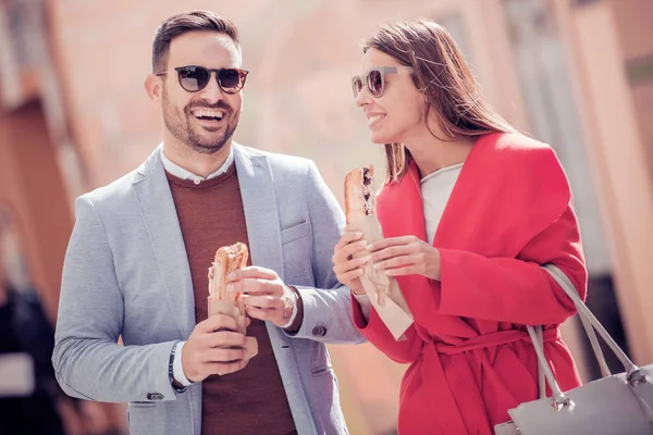 Paar Isst Sandwiches Der Stadt Macht Mittagspause — Stockfoto