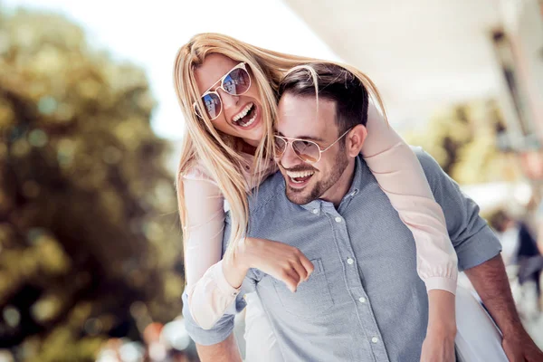 Mann Gibt Huckepack Tragen Auf Dem Rücken Seiner Freundin Bild — Stockfoto