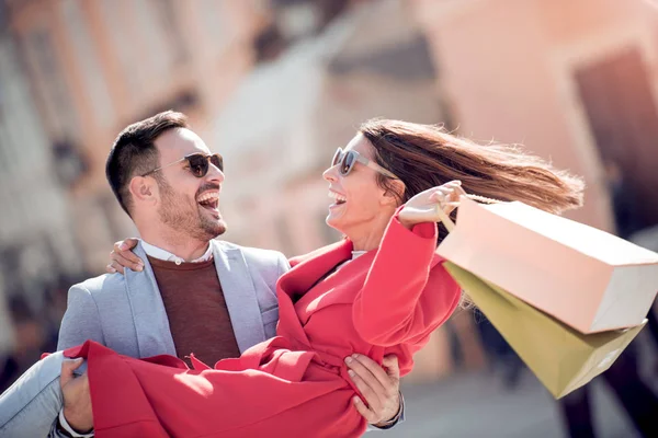 Ungt Par Njuter Stunder Kärlek Och Lycka Efter Shopping Konsumism — Stockfoto