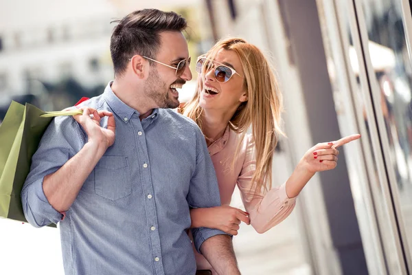 Elegante Pareja Joven Haciendo Compras Ciudad Sosteniendo Bolsas Compras —  Fotos de Stock