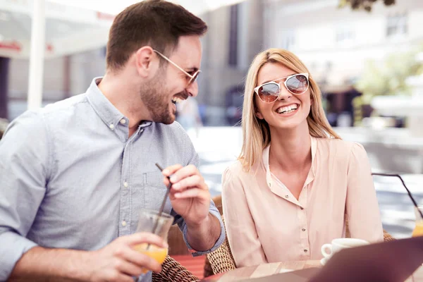 Schönes Liebespaar Sitzt Einem Café Genießt Kaffee Und Gespräch — Stockfoto