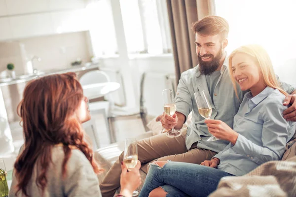 Glückliche Freunde Die Wein Trinken Und Hause Zusammen Spaß Haben — Stockfoto