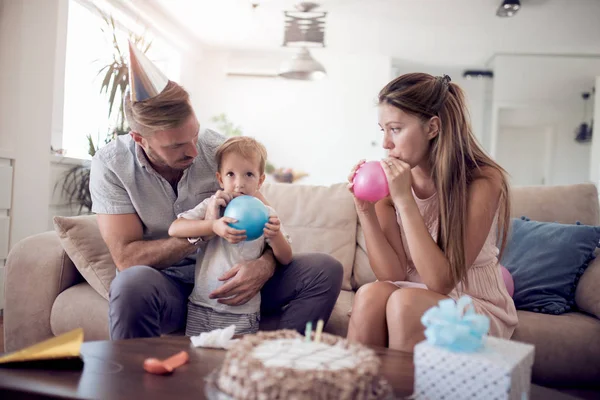 Los Padres Con Hijo Soplando Globos Sala Estar Cumpleaños — Foto de Stock