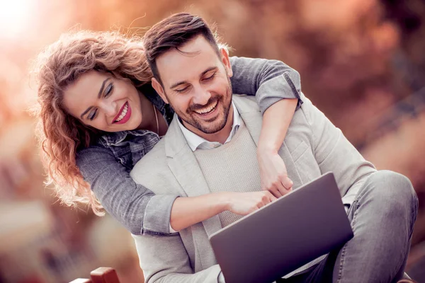 Bir Dizüstü Bilgisayar Açık Havada Kullanarak Mutlu Görünüyordu Genç Çift — Stok fotoğraf