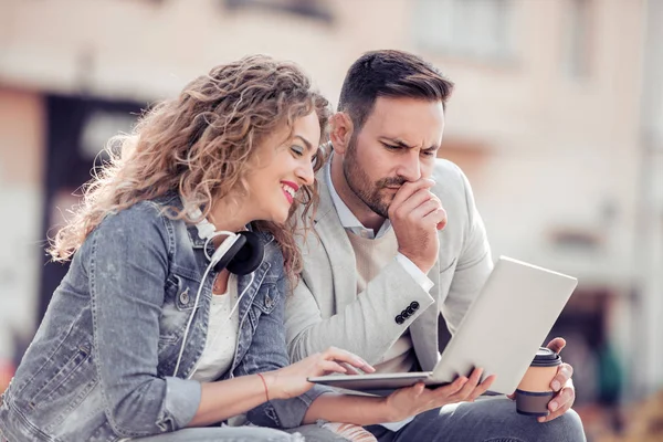 Pareja Joven Usando Ordenador Portátil Aire Libre Mirando Feliz — Foto de Stock