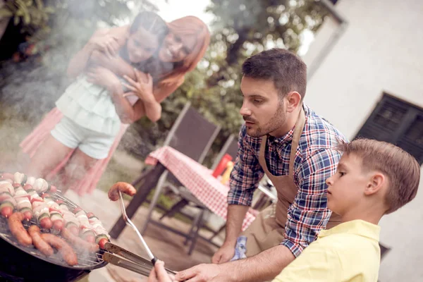 Papa Bringt Kindern Das Grillen Hinterhof Bei Alle Haben Spaß — Stockfoto