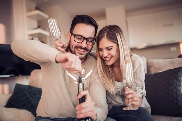 Schönes Junges Paar Mit Gläsern Rotwein Wohnzimmer — Stockfoto