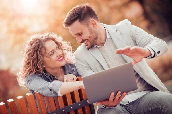 Casal Jovem Usando Laptop Livre Olhando Feliz — Fotografia de Stock