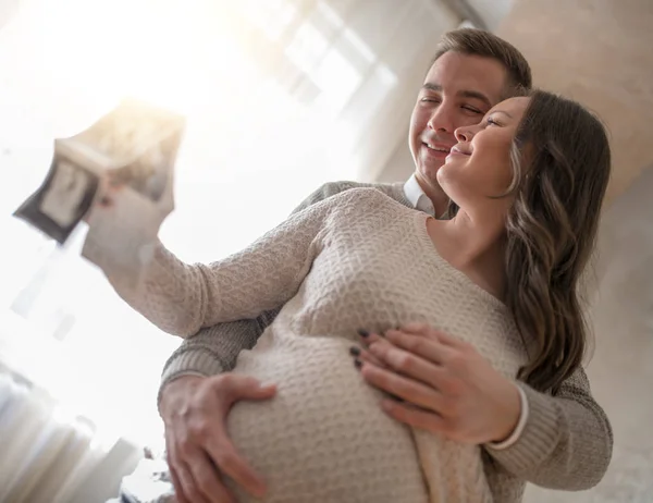 Młoda Para Ciąży Patrząc Obraz Usg Ludzi Miłości Szczęścia — Zdjęcie stockowe