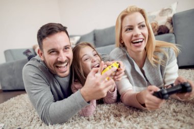 Oynak aile video oyun birlikte oturma odasında.