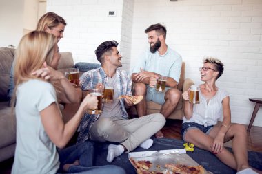 Pizza sevenler. Gençlerin grup birlikte eğlenirken pizza ve bira ile tost yemek eğlenceli.