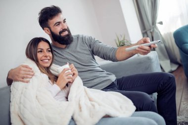 Onların evinde rahatlatıcı, televizyonda bir film izlerken genç Çift.