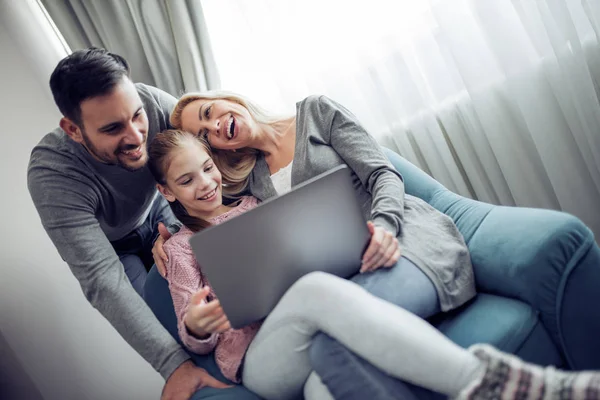 Pais Felizes Com Filha Usando Laptop Sala Estar — Fotografia de Stock