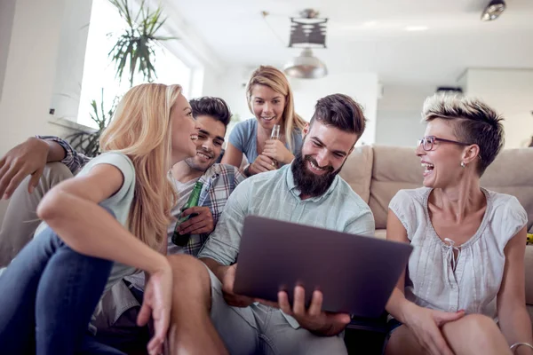 Amigos Sentados Juntos Sofá Viendo Videos Divertidos — Foto de Stock