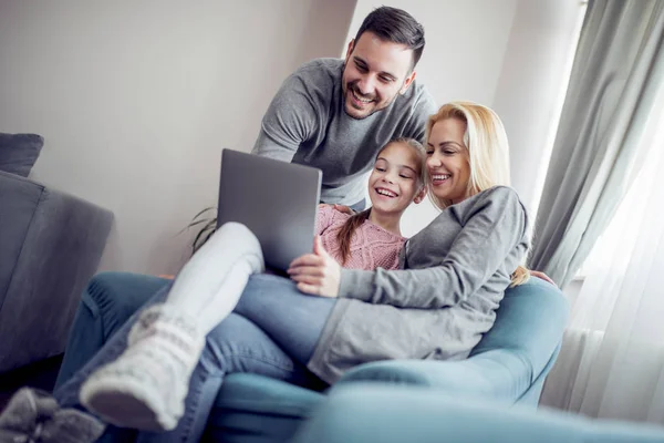 Pais Felizes Com Filha Usando Laptop Sala Estar — Fotografia de Stock