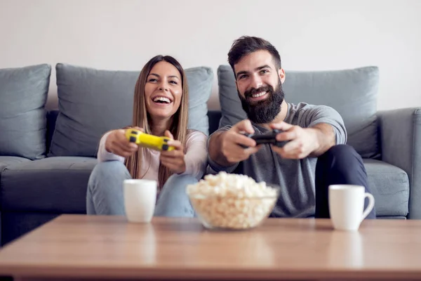 Pareja Feliz Sentados Juntos Sala Estar Sosteniendo Los Controladores Riendo — Foto de Stock