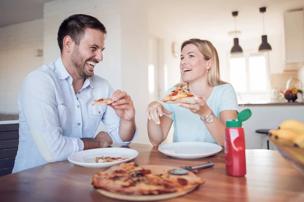 Mladý Usměvavý Pár Jíst Domácí Pizza Spolu Kuchyni — Stock fotografie