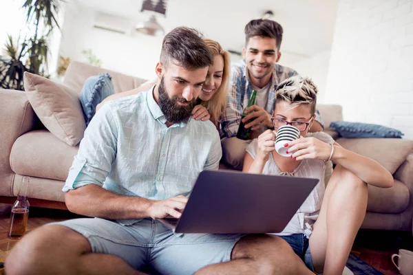 Amigos Sentados Juntos Sofá Viendo Películas Portátil — Foto de Stock