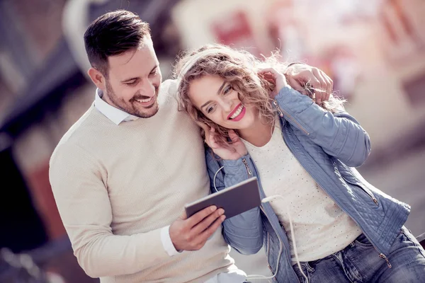 Hermosa Pareja Joven Caminando Por Calle Escuchando Música Con Tabletas — Foto de Stock