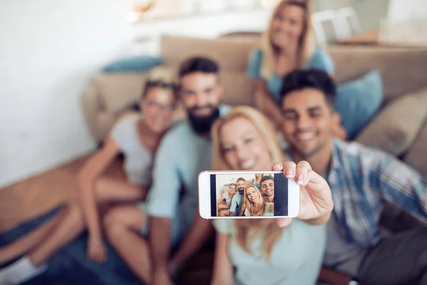 Bir Selfie Bir Telefon Almak Gülümseyen Arkadaş Grubu — Stok fotoğraf