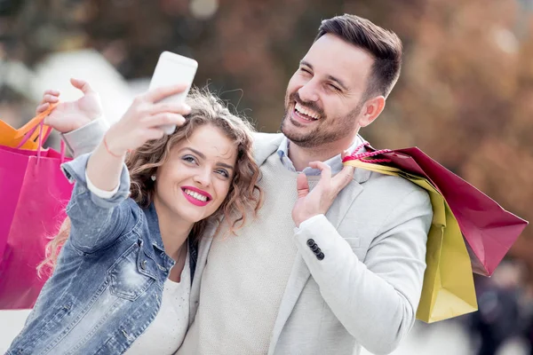 Casal Feliz Tomando Selfie Depois Fazer Compras Com Muitos Sacos — Fotografia de Stock