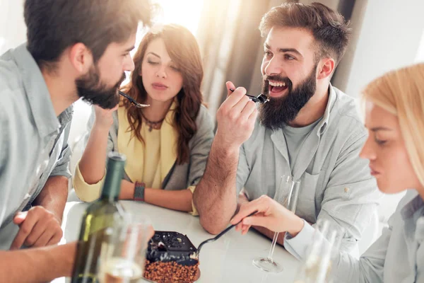 Groep Vrienden Vieren Verjaardag Thuis Eten Van Een Cake — Stockfoto