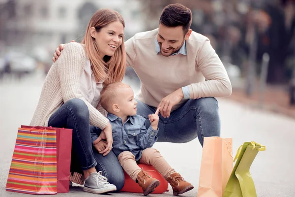Sprzedaż Konsumpcjonizm Rodziny Koncepcja Szczęśliwa Rodzina Małym Dzieckiem Torby Zakupy — Zdjęcie stockowe
