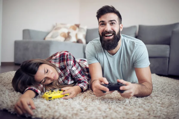 Feliz Pareja Amor Jugando Videojuego Con Almohadilla Control Sala Estar — Foto de Stock