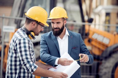 İki mühendis var toplantı inşaat alanında danışmanlık.