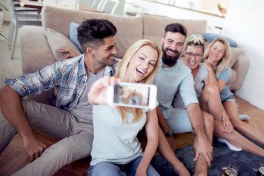 Dostluk, teknoloji ve selfie telefon ile evde alarak kavramı gülümseyen arkadaşlar insanlar.