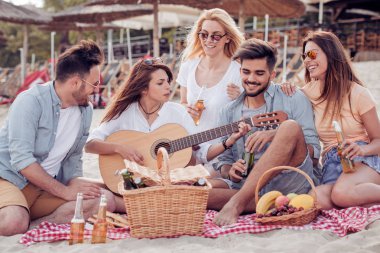 plajda eğlenmek arkadaşlar