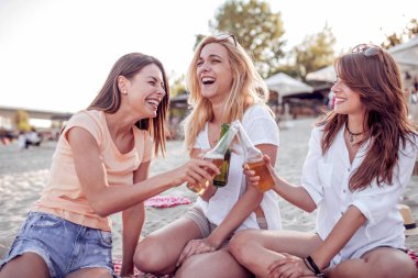 Kadın eğlence sahilde