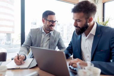 İki kişi iş tartışma closeup portresi.