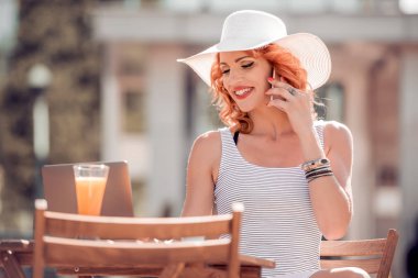 Café'de akıllı telefonda konuşurken işkadını