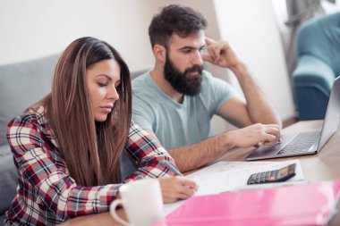 Endişeli çift evde onların faturalarını kontrol.