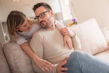 Birbirlerine sarılıp bakıyorlar.